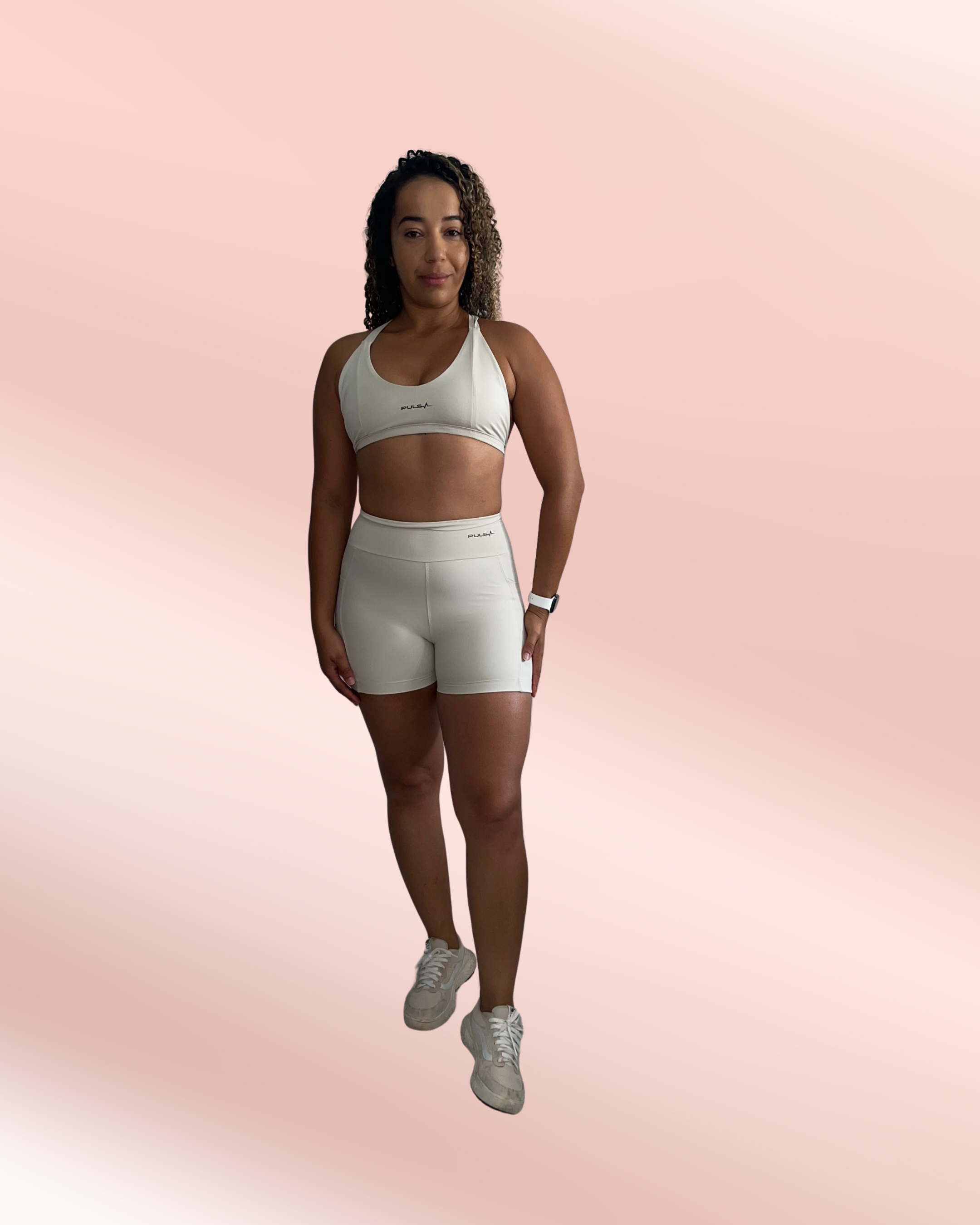 Mulher usando Conjunto Shortinho PULSA